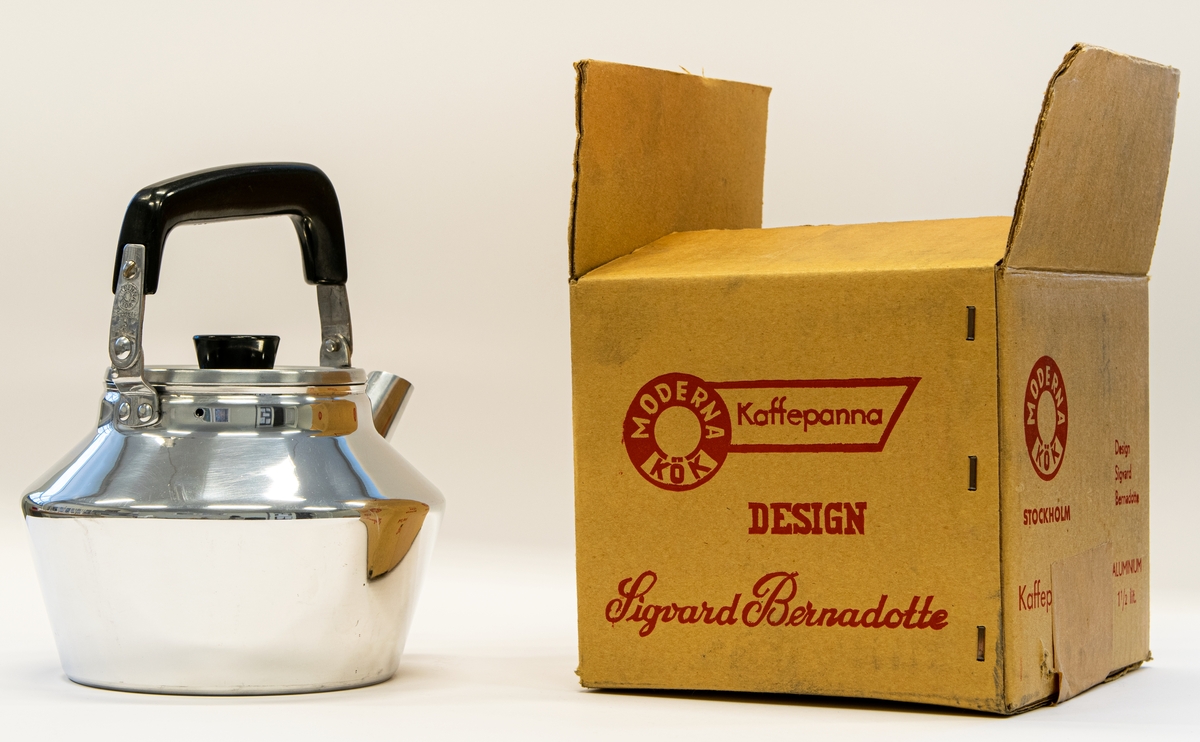 Kaffepanna i polerad aluminium med svart handtag och knopp. 2,5 liter. Locket har formgivarens signatur. I originalförpackning av papp. 
"Moderna kök kaffepanna - Design Sigvard Bernadotte"