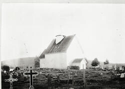 Bø gamle kyrkje og kyrkjegarden rundt