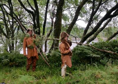 Steinalderbarn i skogen