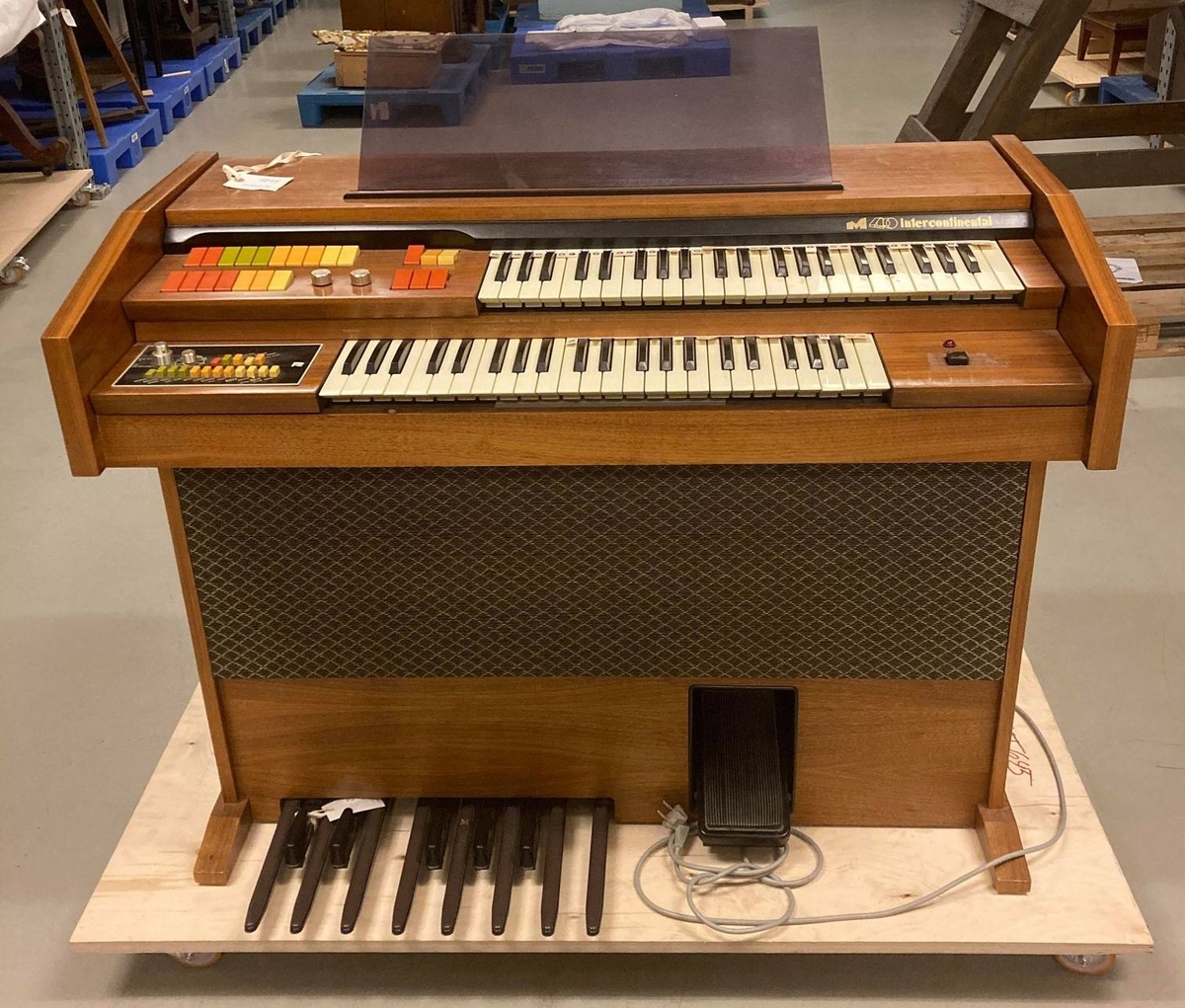 Elorgel med rytmeboks.

