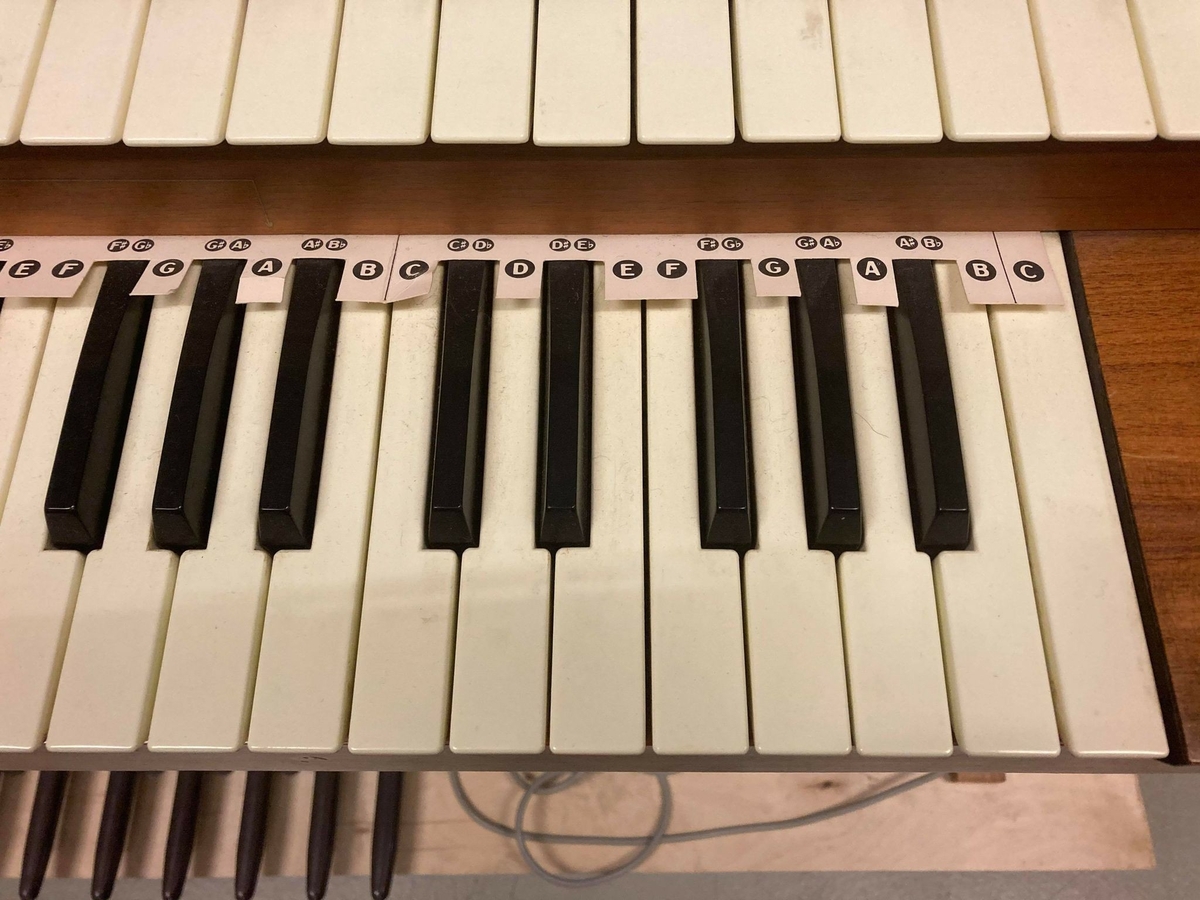 Elorgel med rytmeboks.

