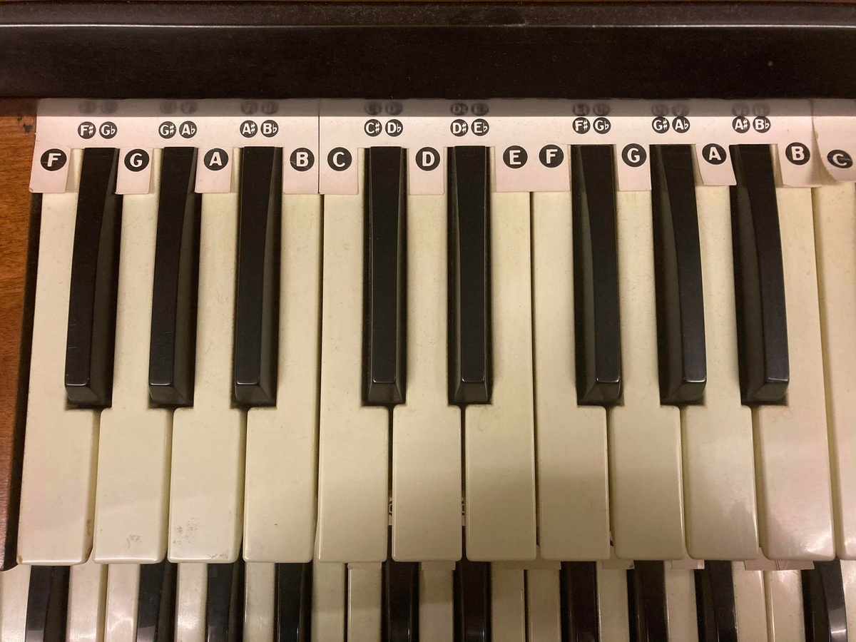 Elorgel med rytmeboks.

