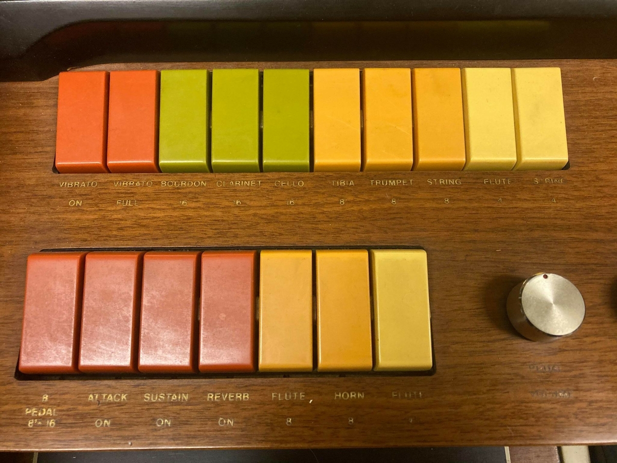 Elorgel med rytmeboks.

