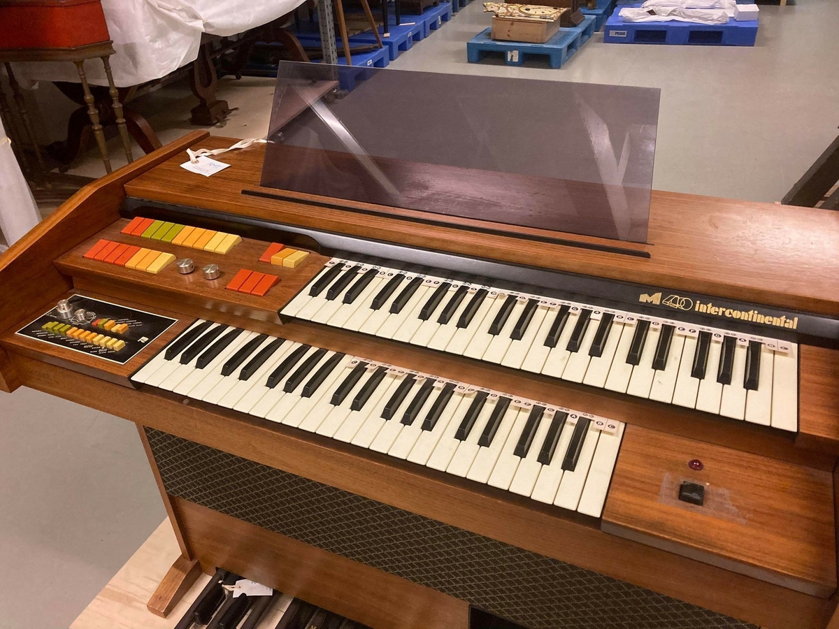 Elorgel med rytmeboks.

