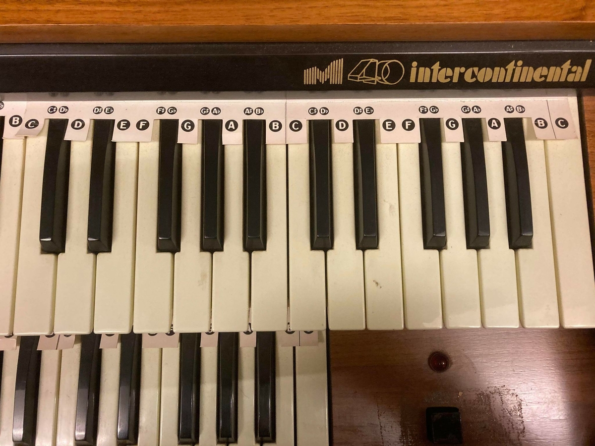 Elorgel med rytmeboks.

