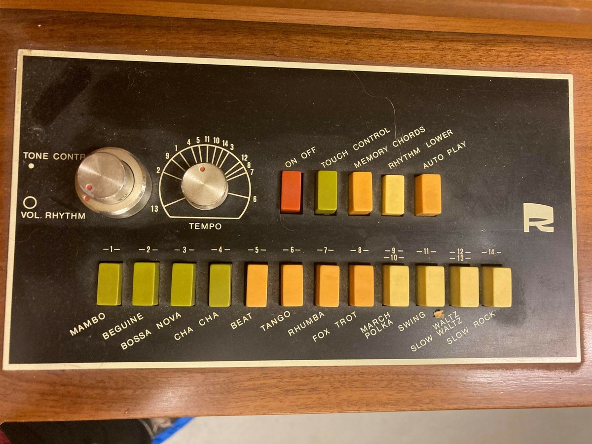 Elorgel med rytmeboks.

