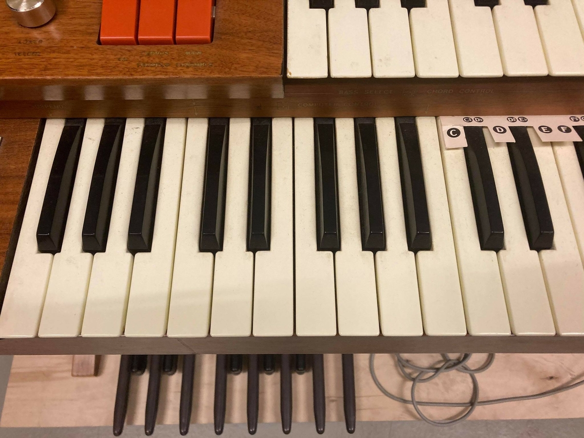 Elorgel med rytmeboks.

