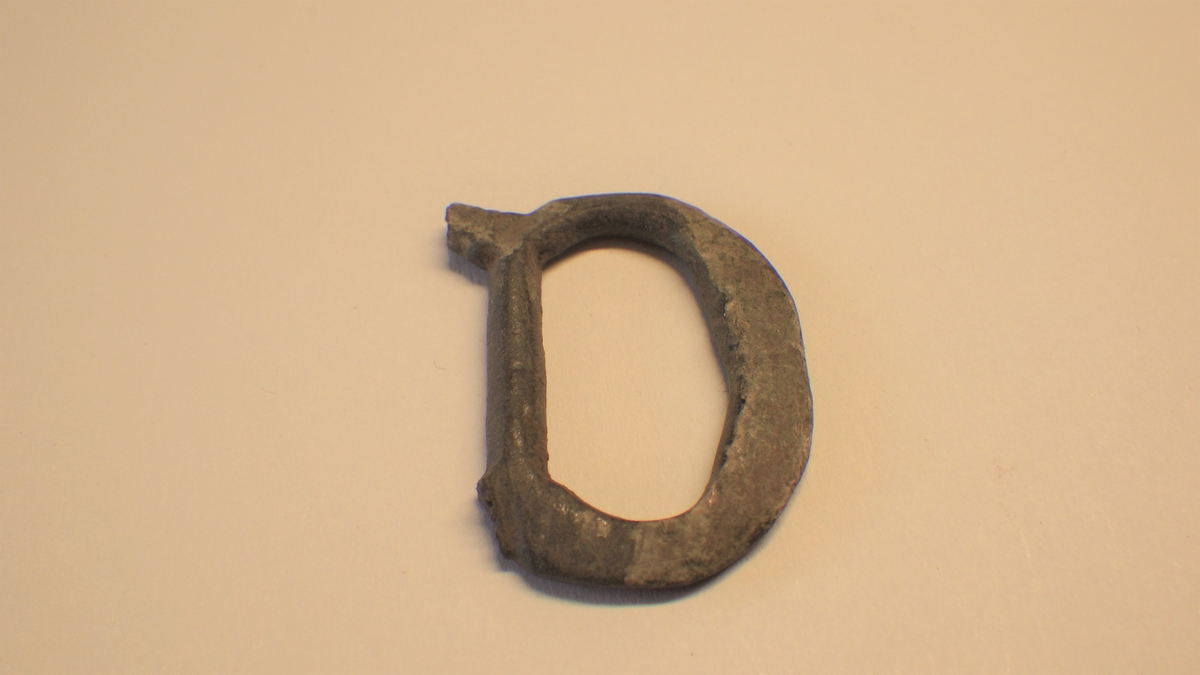 MALV: ST. DIAM. 29 MM, DOBBELTSPENNE, OVAL RAMME MED RETT MIDTSTOLPE. DENENE RAMMMEN ER FOR STØRSTE DELEN BRUKKET AV. 