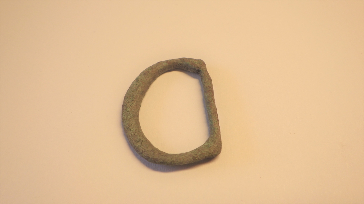MALV: ST. DIAM. 31 MM, OVAL MED RETT STOLPE. RAMMEN SMALNER MOT STOLPEN, MEN VED OVERGANGEN TIL DENNE ER DET EN LITEN FORTYKNING. 