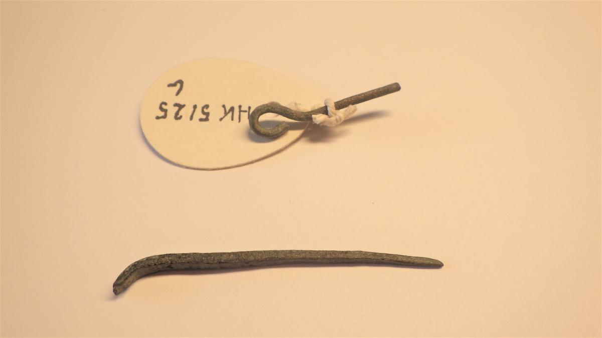 MALV: A: L. 60 MM.  B: L. 34 MM, A: REKTANGULÆRT TVERRSNITT, SMALNER TIL EN SPISS, ØVERST OMBØYET, MEN SELVE ØYET ER BRUKKET AV. B: RUNDT TVERRSNITT, ØVERSTE DEL OMBØYD TIL ET ØYE. 