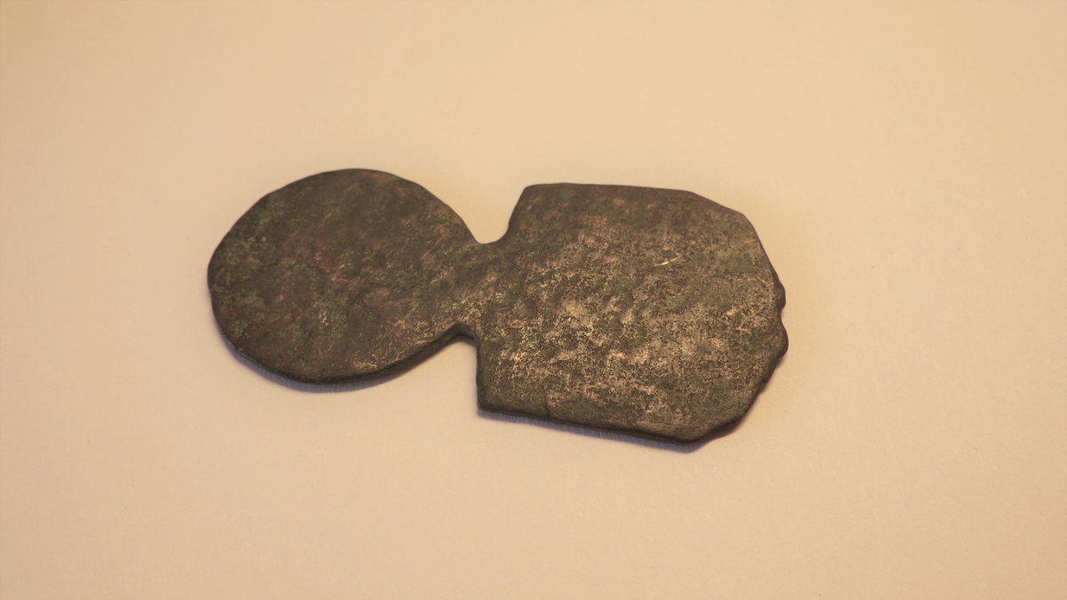 MALV: L. 47 MM B. 23 MM DIAM. 21 MM, PLATE, DEN ENE HALVDELEN ER REKTANGULÆR MED EN BUETSIDE. DEN ANDRE DELEN HAR SIRKELFORM. 