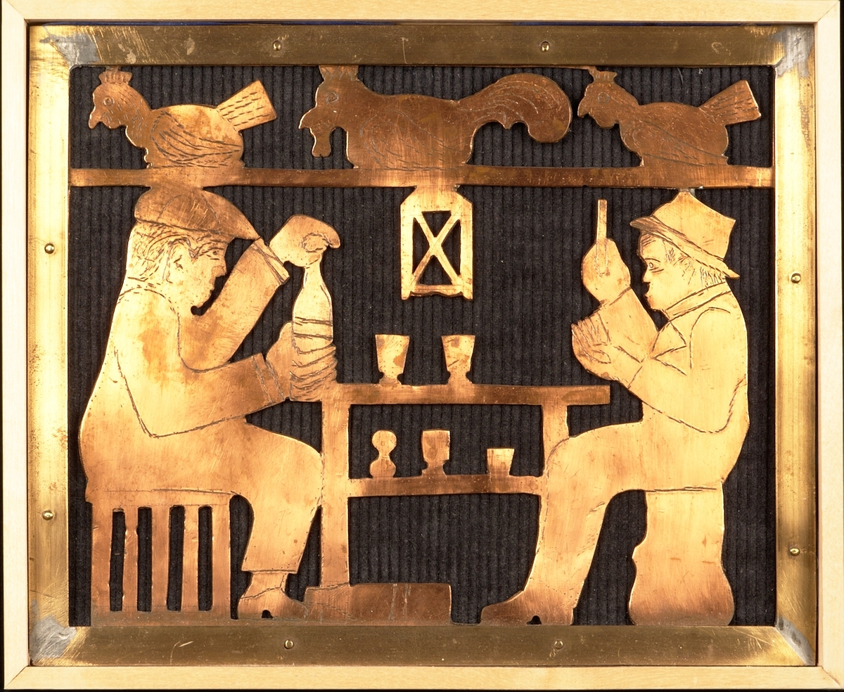 Relief föreställande två män vid ett bord. Männen spelar kort och dricker sprithaltiga drycker. Ovanför männen sitter tre hönor och värper på en hylla. Scenen utspelar sig troligtvis i ett hönshus.

Relief av koppar över en väv av grovt svartfärgat tyg. Inramad i en träram av ädelträ.