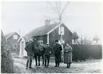 Västerås-Barkarö sn, Västerås kn, Skogshyddan.
Familjen Andersson framför undantagsstugan, c:a 1931.