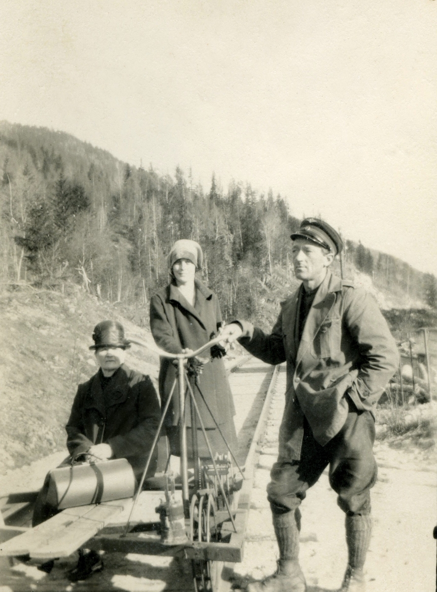 Fra anlegget på Numedalsbanen. Ingeborg Marie Moen (1859-1940) på besøk hos nygifte Signe Moen f. Heia, (1903-1993) og Alfred Moen (1897-1990).