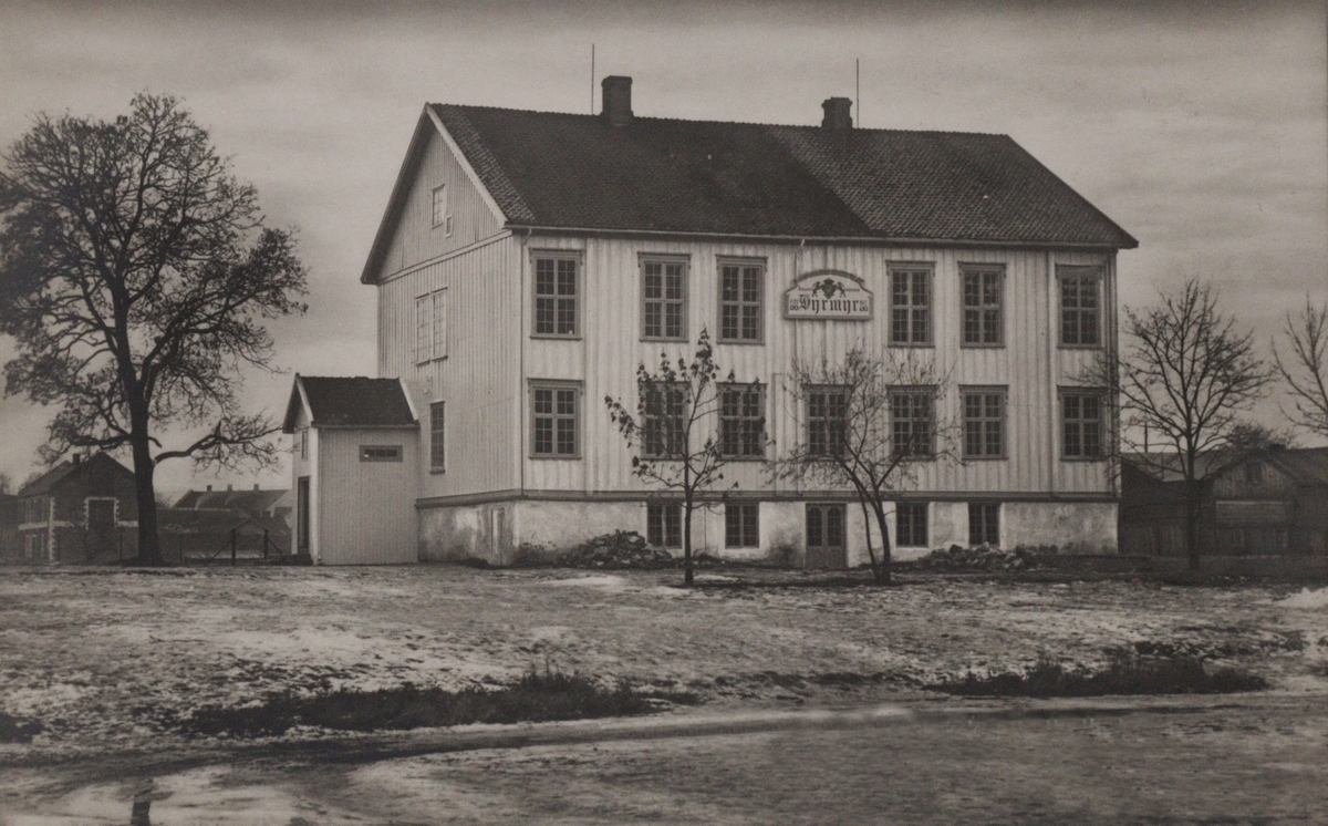 Kongsberg Tekniske Aftenskole på Dyrmyr. Skolen kom i gang 1895. Bilde fra ca 1900. Foto: B Willms.