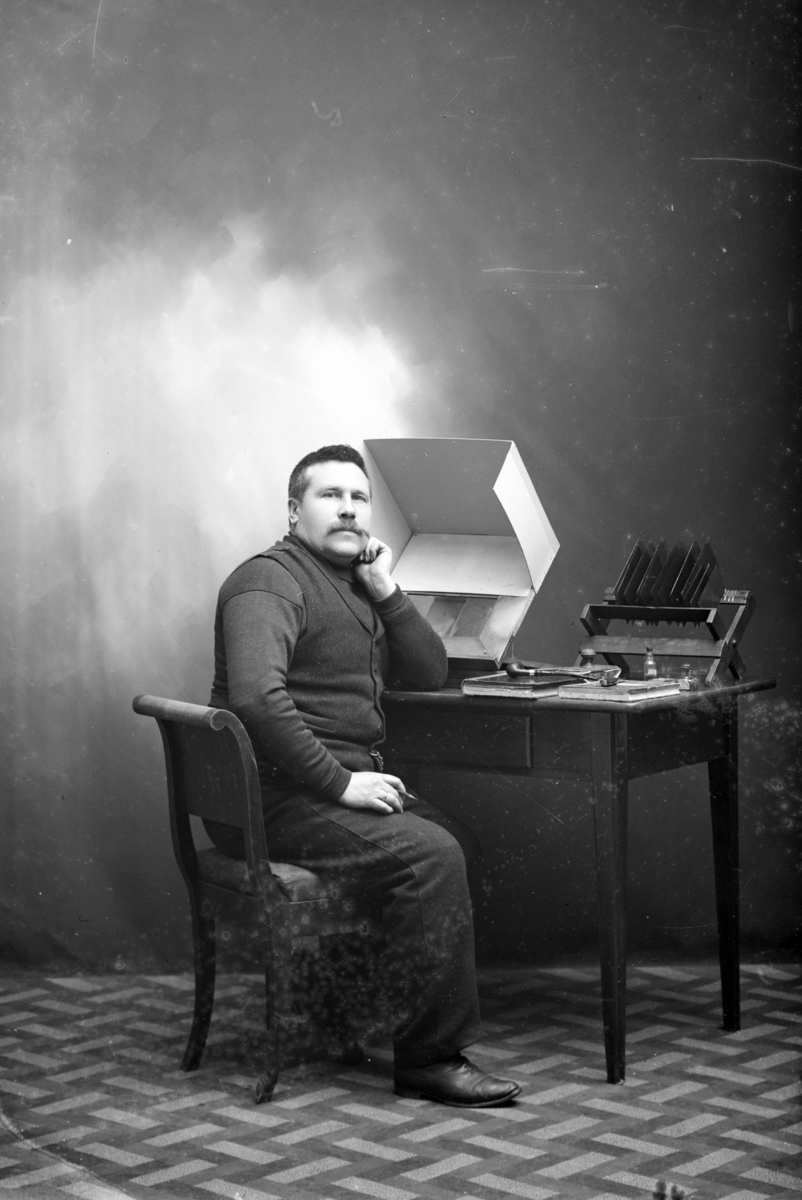 02.04.1907. Fotografen med sitt retusjerstativ.