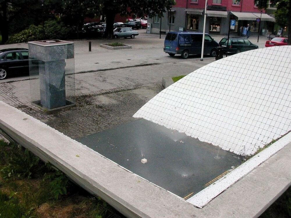 En fontene i porselen, marmor og stål, som knytter an elementer til byens historie.
