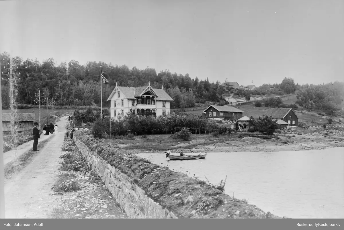 Kroksund med den gamle brua mot Kroksund Hotel. 