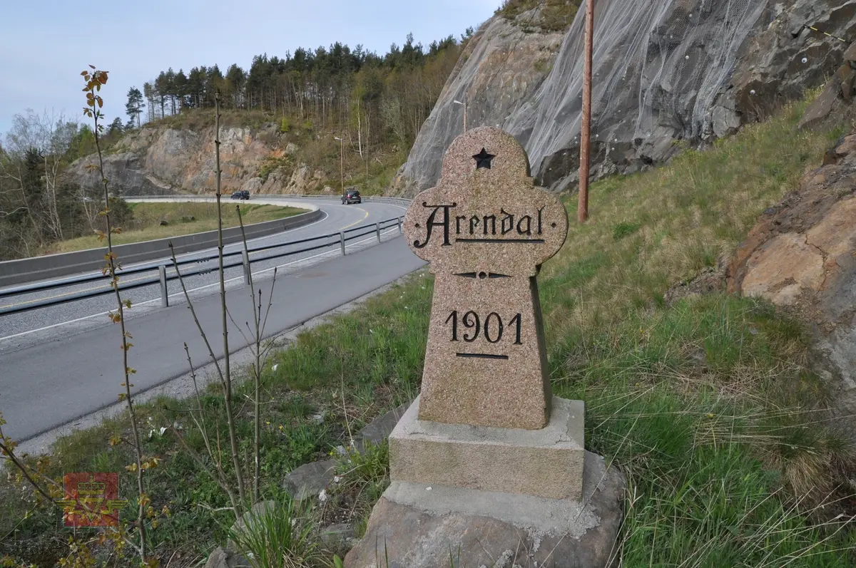 Grensestein i hugd granitt for tidligere kommunegrense ved fylkesveg 410 hovedparsell 4 km 4,508. Datering 1901. 
Grense mellom Ø. Moland og Arendal (nå samme kommune). Ligger langs Fylkesveg. 410. 
Registrert for Statens vegvesen av Næs Jernverksmuseum i 2012 som del av prosjekt med registrering av milepeler og grensemerker mm.

Stedsnavn: Dyvika