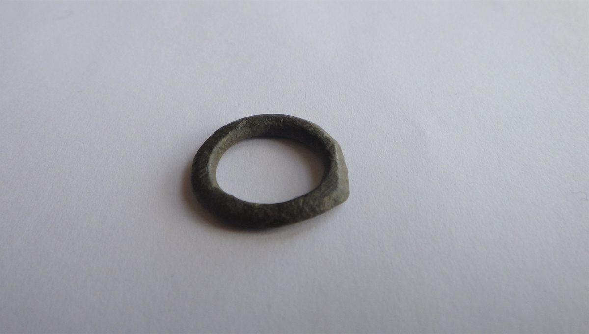 MALV: DIAM. 19 MM, SPISSOVALT TVERRSNITT, MERKER ETTER FIL. 