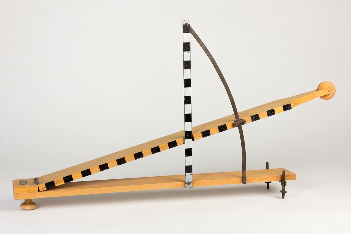 Måleinstrument, antatt innretning til å måle vinkel med brukt i undervisningen ved Harstad Skole