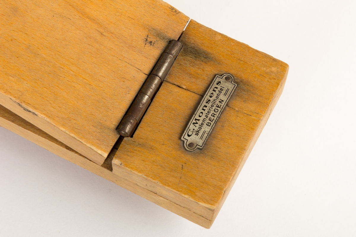 Måleinstrument, antatt innretning til å måle vinkel med brukt i undervisningen ved Harstad Skole