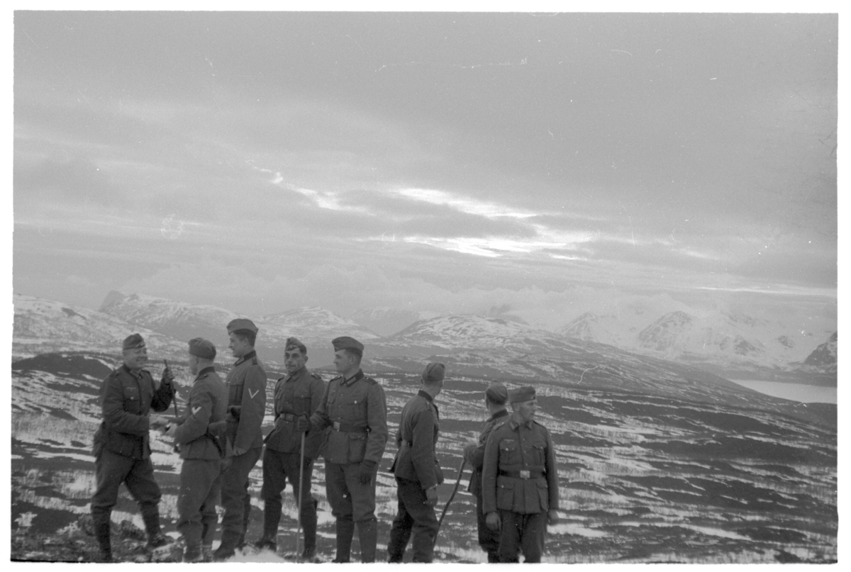 Tyske soldater på en fjelltopp. Grytøya i bakgrunnen.