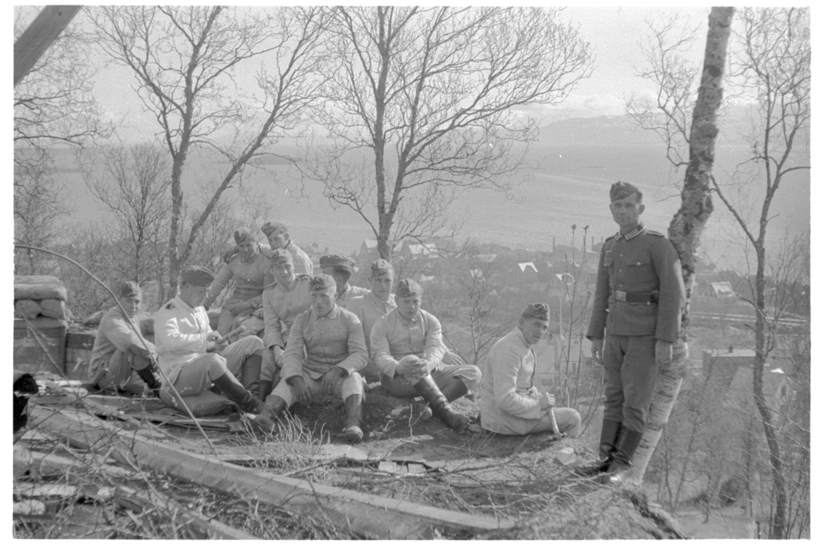 Tyske soldater tar en pause under bygging av stillinger på Harstadåsen.