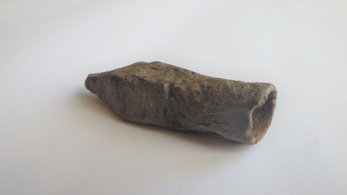 MALV: L. 60 MM  B. PÅ SPISS 20 MM, TYKK KORT SPISS MED KORT FAL. SOM. S. GRIEG. MIDDELALDERSKE BYFUNN. FIG. 279. HULL. 