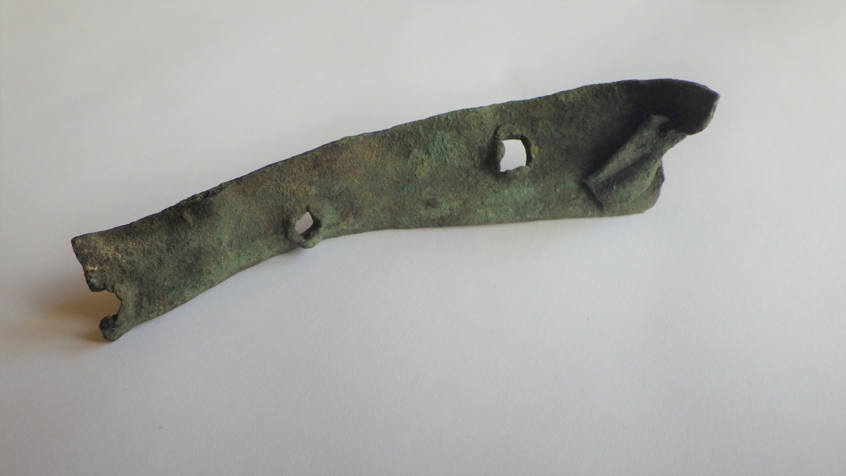 MÅL: L. 98 MM, AVSMALNENDE, EN DEL BØYD. 3 NAGLEHULL.