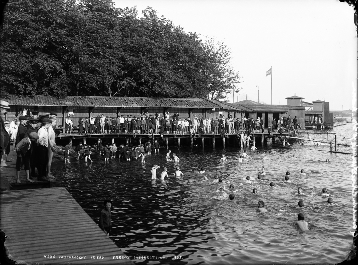 Akershusstranda. Det militære badeanlegg (badehuset) utenfor Akershus festning. Ble også benyttet av elever fra noen kommunale skoler og institusjoner. Bildet fra 1905 viser et forfallent anlegg og i 1907 åpnet havnebanen over Vippetangen. Anlegget måtte da vike plassen. Til høyre ses studentbadet Sjølyst. Påskrift i bildet: 4386 Festningens fribad Væring eneberettiget 1905.