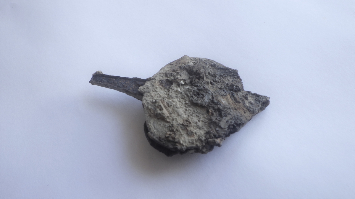 MÅL: L. 8, 2 CM B. 4, 5 CM, BLADFORMET, AVBRUKKET, KORT TANGE.