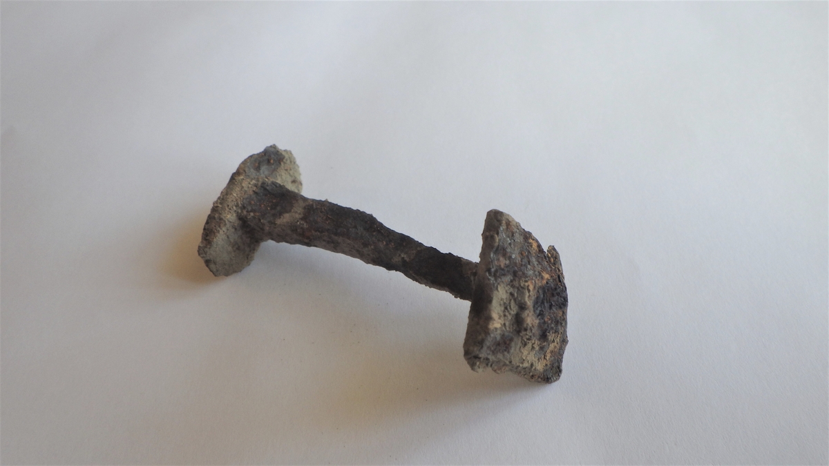 MÅL: L. 6, 4 CM, ET FIRKANTET HODE, ET DELVIS VEKKRUSTET.