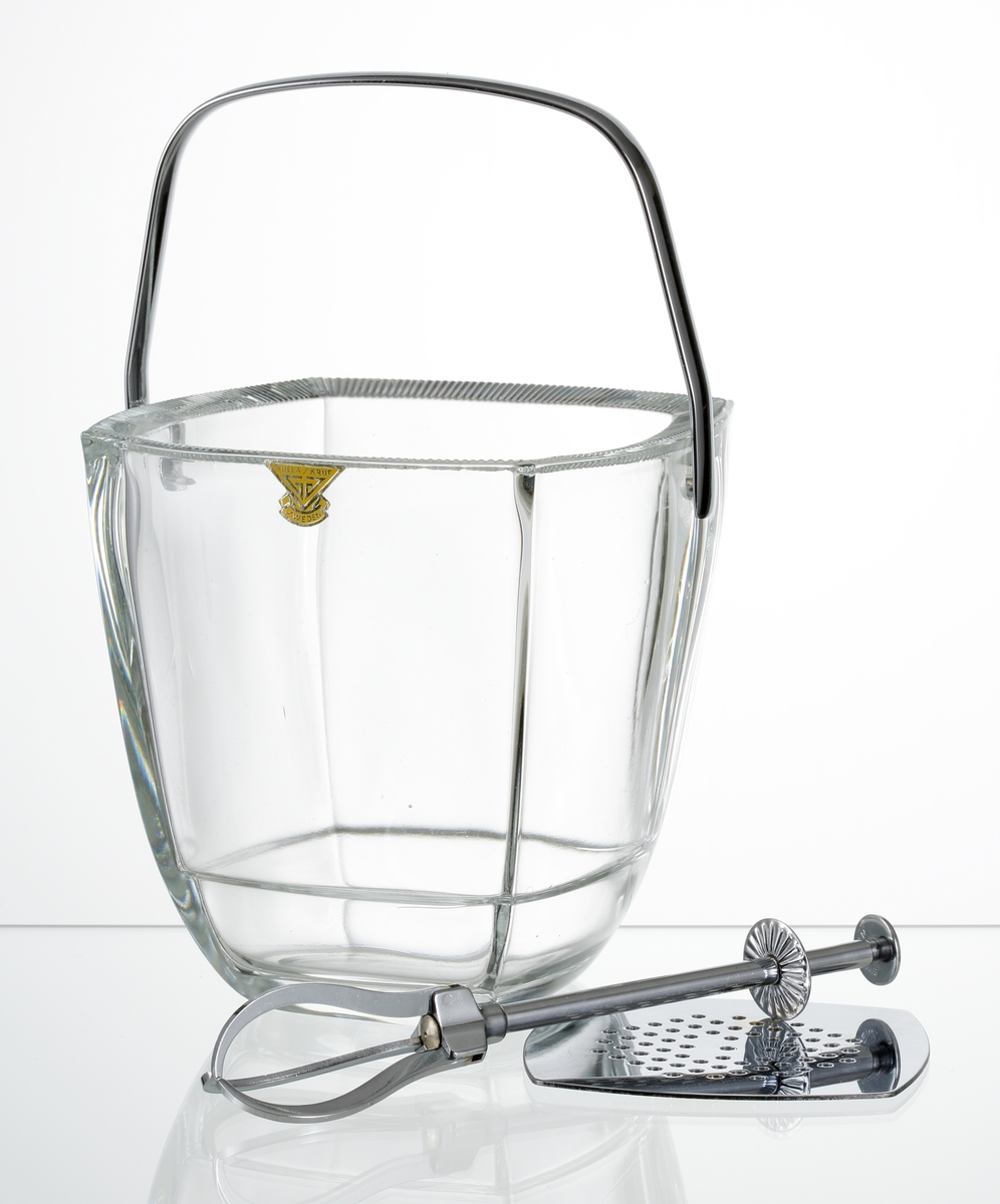 Formgiven av Kjell Blomberg, artikelnummer KB59/30. Ofärgad ishink med metallbygel, -bottenbricka och -istång. Kantig form med rillor på mynningskanten.
Etikett: Gul botten, silvertext "Gullaskruf Sweden".
