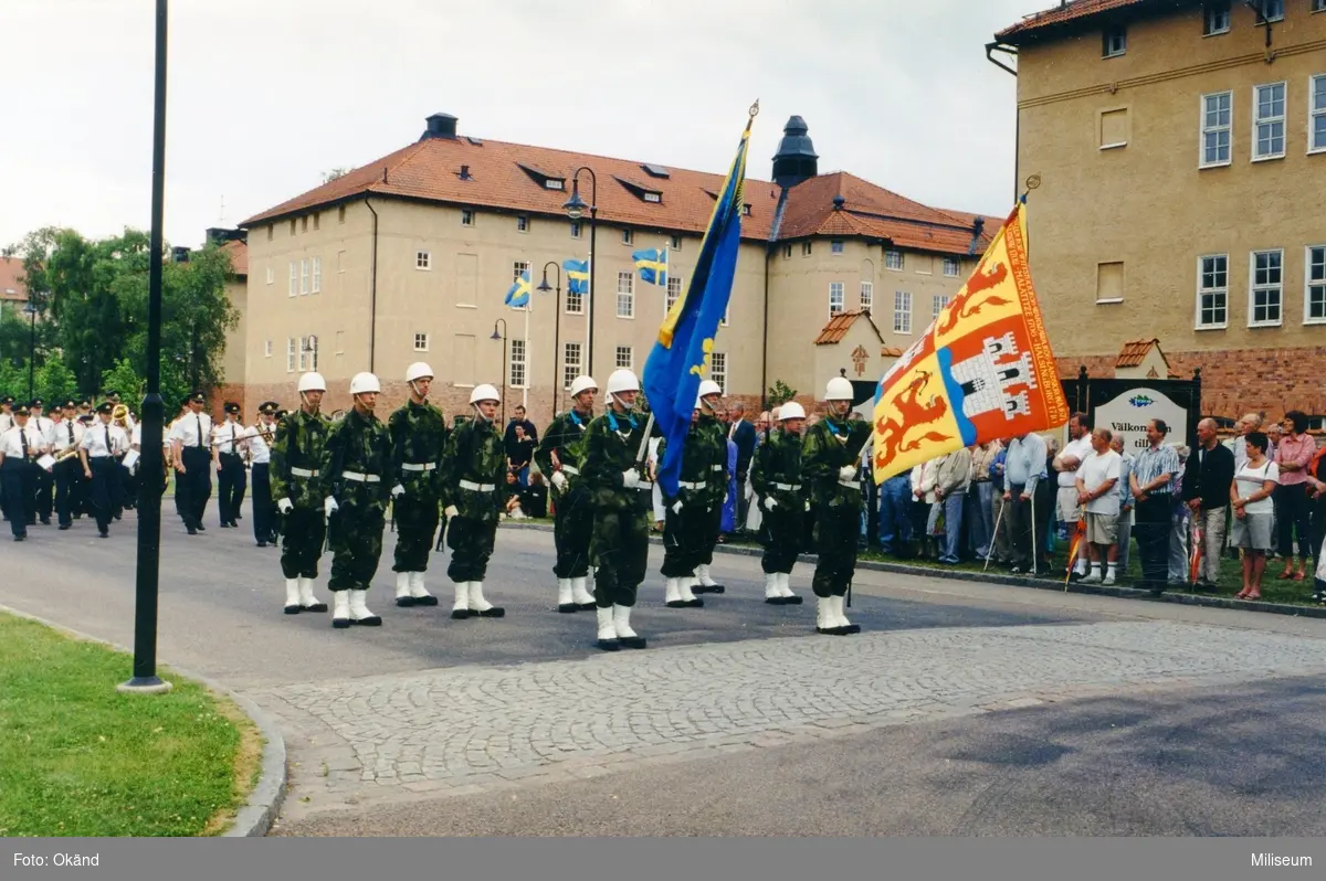 Eksjö vaktparad vid starten på gamla I 12 området. I täten Ing 2:s och f.d. I 12:s fanor. Chef musikkåren Johan Lindenmo med staven. Eventuellt är den fråga om Nationaldagsfirande 6 juni.