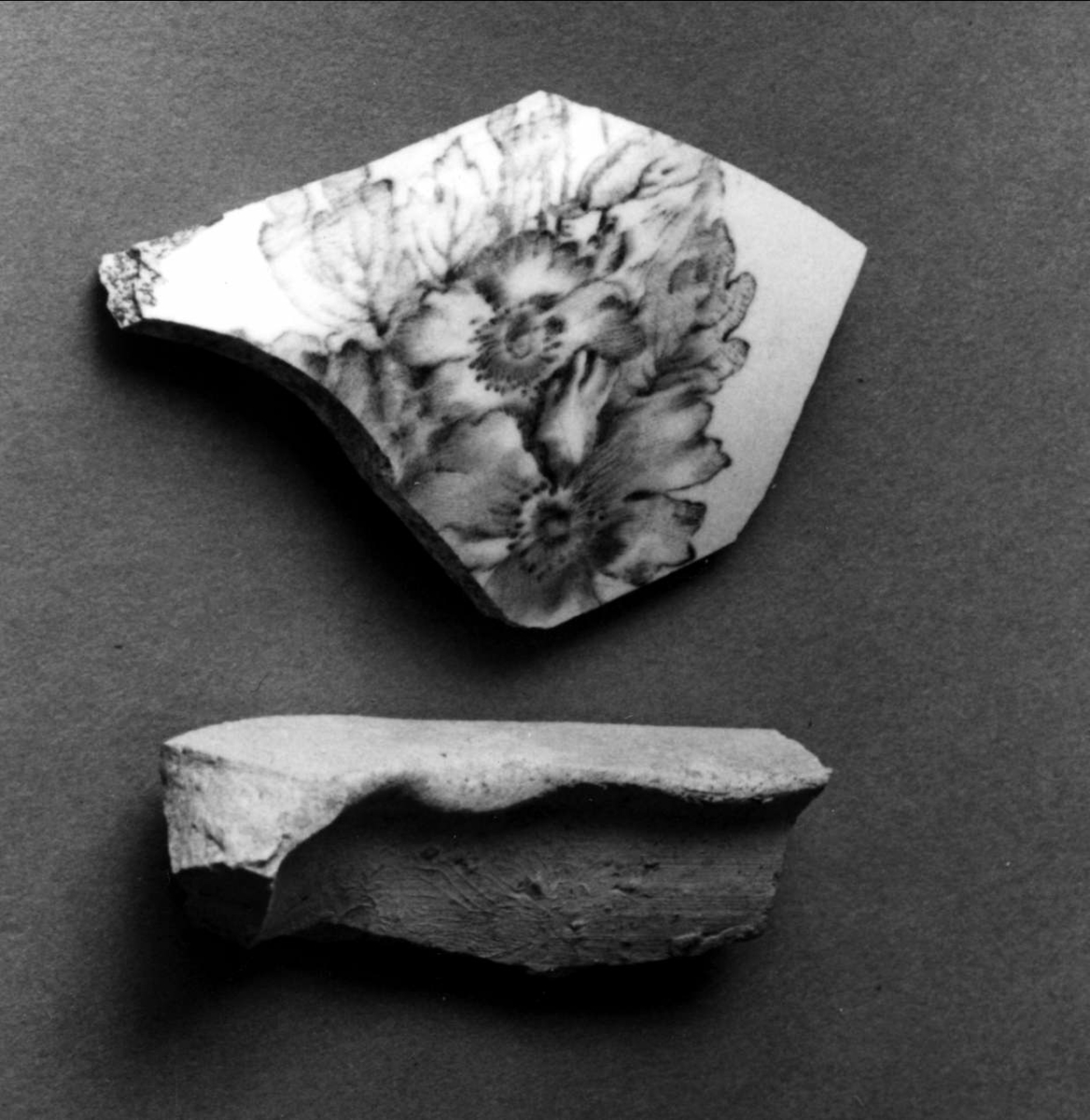 Samlingen utgörs av 2 kakelfragment, 1 porslinsfragment , glaserat och dekorerat av blommönster samt 1 fragment av kritpipskaft.


