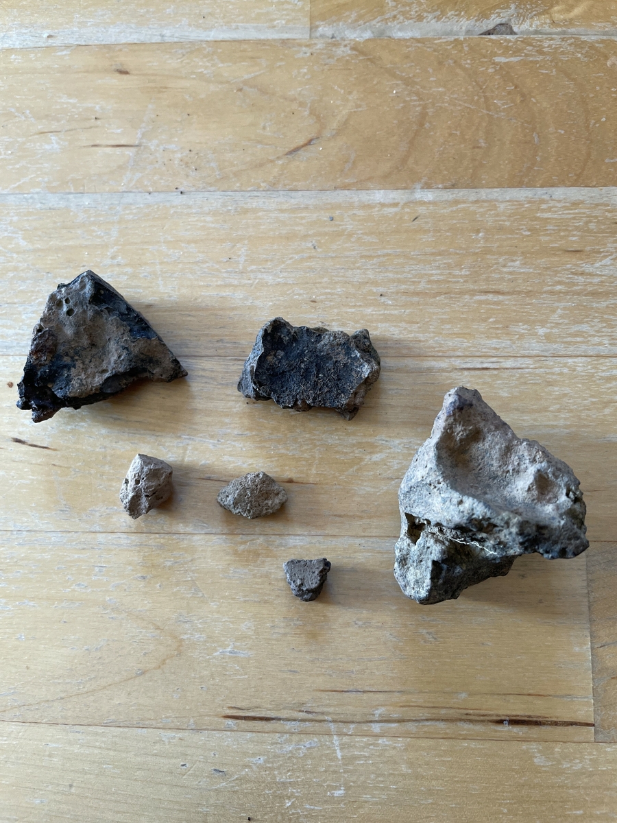 Boplatsfynd, bestående av 1 bit järnslagg, 1 bit bränd lera, 2 keramikfragment, 1 del av blästerugn bestående av kraftigt sintrad lera, samt 1 bit keramik? Keramiken är finmagrad och den ena biten har "matskorpa" på insidan. Den osäkra keramikbiten är finmagrad och ljusröd, medan de två andra är mer bruna varav den ena skiftar något mot rött.