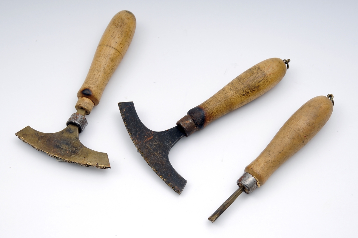 En liten kasse med en forgyllerpute og en skuff hvor det oppbevares ulike bokbindervertøy/forgyllerverktøy. Utstyret består av 5 ulike fileter/forgyllingsverktøy, 1 skiftekasse, 1 kniv, et stykker rødt kritt, 2 små ekser og flere ark med bladgull.
Dette er opprinnelig registrert som skomakerverktøy. Kan det ha blitt brukt til å prege skolær?