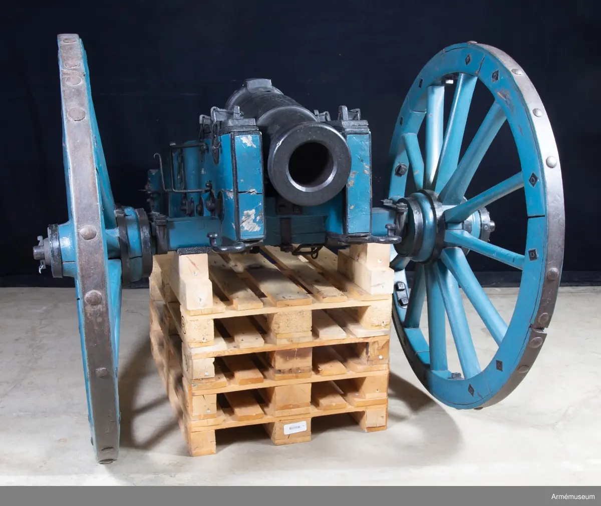 Mått: BOTTENSTYCKET Bottenstyckets största diameter 24,5 cm, Bottenstyckets minsta diameter 24,5 cm, Kammarsiraternas bredd 5,5 cm, TAPPSTYCKET Tappstyckets diameter ca 28,5 cm, Tappstyckets läge 23,5 cm, Tappstyckets bredd 25,5 cm, Tappskons läge 32,5-33 cm, Tappläge I 34 cm, Tapplängd 9,5-10 cm, Tappdiameter 9,5 cm. LÅNGA FÄLTET Långa fältets största diameter 26 cm, Långa fältets minsta diameter 23 cm, Trumfens största diameter 28,5 cm.

Haubitsen är ett enkelt eldrör, med förtjockat tappstycke. Druvan är platt-kulformig. Bottenstycket. På kammarsiraterna finns ett runt, genomgående hål för riktinstrumentet samt 2 st mötande, mindre hål, för instrumentets fasthållande (det undre av dessa är gängat, men skruven saknas). Fängpannan är nedsänkt, skålformig, strax framför kammarsiraterna. Omkring fängpannan inskriptionen  (inristat) I. XV. V:. N.Tappstycket. Tappskivans form samt tappens placering på denna, vänstra tappen sedd från vänster, se bilaga. Den vänstra tappen bär årtalet 1816, den högra tappen är märkt  ÅB, båda i rundrelief. Långa fältet. Trumfen, trumpetförstärkt (mycket kort trumpet). Omkring själva mynningen finns en stämpel, se bilagan.