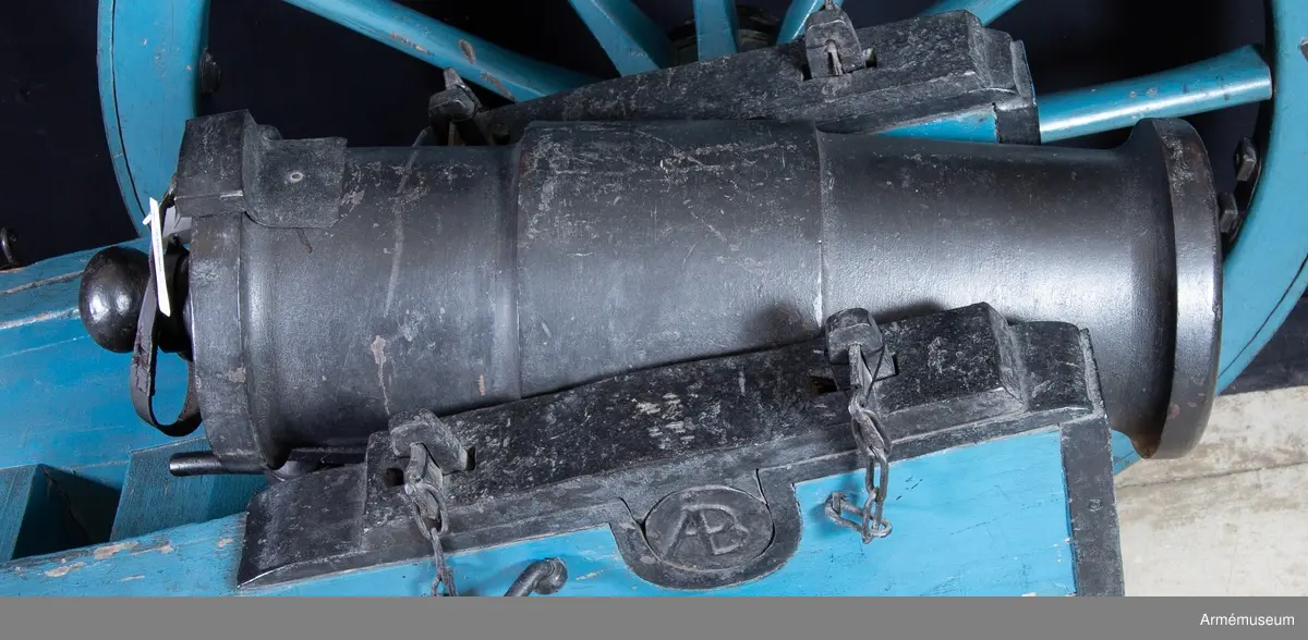 Mått: BOTTENSTYCKET Bottenstyckets största diameter 24,5 cm, Bottenstyckets minsta diameter 24,5 cm, Kammarsiraternas bredd 5,5 cm, TAPPSTYCKET Tappstyckets diameter ca 28,5 cm, Tappstyckets läge 23,5 cm, Tappstyckets bredd 25,5 cm, Tappskons läge 32,5-33 cm, Tappläge I 34 cm, Tapplängd 9,5-10 cm, Tappdiameter 9,5 cm. LÅNGA FÄLTET Långa fältets största diameter 26 cm, Långa fältets minsta diameter 23 cm, Trumfens största diameter 28,5 cm.

Haubitsen är ett enkelt eldrör, med förtjockat tappstycke. Druvan är platt-kulformig. Bottenstycket. På kammarsiraterna finns ett runt, genomgående hål för riktinstrumentet samt 2 st mötande, mindre hål, för instrumentets fasthållande (det undre av dessa är gängat, men skruven saknas). Fängpannan är nedsänkt, skålformig, strax framför kammarsiraterna. Omkring fängpannan inskriptionen  (inristat) I. XV. V:. N.Tappstycket. Tappskivans form samt tappens placering på denna, vänstra tappen sedd från vänster, se bilaga. Den vänstra tappen bär årtalet 1816, den högra tappen är märkt  ÅB, båda i rundrelief. Långa fältet. Trumfen, trumpetförstärkt (mycket kort trumpet). Omkring själva mynningen finns en stämpel, se bilagan.