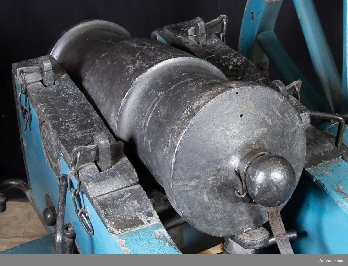 Mått: BOTTENSTYCKET Bottenstyckets största diameter 24,5 cm, Bottenstyckets minsta diameter 24,5 cm, Kammarsiraternas bredd 5,5 cm, TAPPSTYCKET Tappstyckets diameter ca 28,5 cm, Tappstyckets läge 23,5 cm, Tappstyckets bredd 25,5 cm, Tappskons läge 32,5-33 cm, Tappläge I 34 cm, Tapplängd 9,5-10 cm, Tappdiameter 9,5 cm. LÅNGA FÄLTET Långa fältets största diameter 26 cm, Långa fältets minsta diameter 23 cm, Trumfens största diameter 28,5 cm.

Haubitsen är ett enkelt eldrör, med förtjockat tappstycke. Druvan är platt-kulformig. Bottenstycket. På kammarsiraterna finns ett runt, genomgående hål för riktinstrumentet samt 2 st mötande, mindre hål, för instrumentets fasthållande (det undre av dessa är gängat, men skruven saknas). Fängpannan är nedsänkt, skålformig, strax framför kammarsiraterna. Omkring fängpannan inskriptionen  (inristat) I. XV. V:. N.Tappstycket. Tappskivans form samt tappens placering på denna, vänstra tappen sedd från vänster, se bilaga. Den vänstra tappen bär årtalet 1816, den högra tappen är märkt  ÅB, båda i rundrelief. Långa fältet. Trumfen, trumpetförstärkt (mycket kort trumpet). Omkring själva mynningen finns en stämpel, se bilagan.