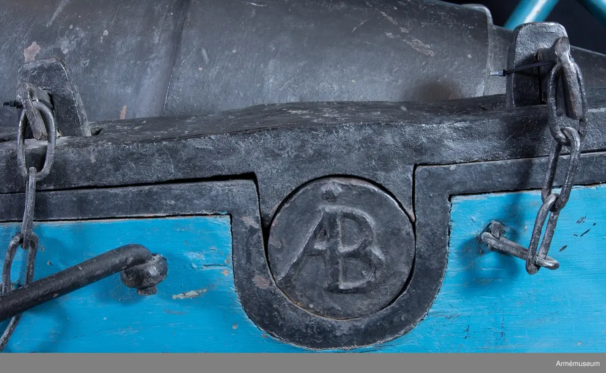 Mått: BOTTENSTYCKET Bottenstyckets största diameter 24,5 cm, Bottenstyckets minsta diameter 24,5 cm, Kammarsiraternas bredd 5,5 cm, TAPPSTYCKET Tappstyckets diameter ca 28,5 cm, Tappstyckets läge 23,5 cm, Tappstyckets bredd 25,5 cm, Tappskons läge 32,5-33 cm, Tappläge I 34 cm, Tapplängd 9,5-10 cm, Tappdiameter 9,5 cm. LÅNGA FÄLTET Långa fältets största diameter 26 cm, Långa fältets minsta diameter 23 cm, Trumfens största diameter 28,5 cm.

Haubitsen är ett enkelt eldrör, med förtjockat tappstycke. Druvan är platt-kulformig. Bottenstycket. På kammarsiraterna finns ett runt, genomgående hål för riktinstrumentet samt 2 st mötande, mindre hål, för instrumentets fasthållande (det undre av dessa är gängat, men skruven saknas). Fängpannan är nedsänkt, skålformig, strax framför kammarsiraterna. Omkring fängpannan inskriptionen  (inristat) I. XV. V:. N.Tappstycket. Tappskivans form samt tappens placering på denna, vänstra tappen sedd från vänster, se bilaga. Den vänstra tappen bär årtalet 1816, den högra tappen är märkt  ÅB, båda i rundrelief. Långa fältet. Trumfen, trumpetförstärkt (mycket kort trumpet). Omkring själva mynningen finns en stämpel, se bilagan.