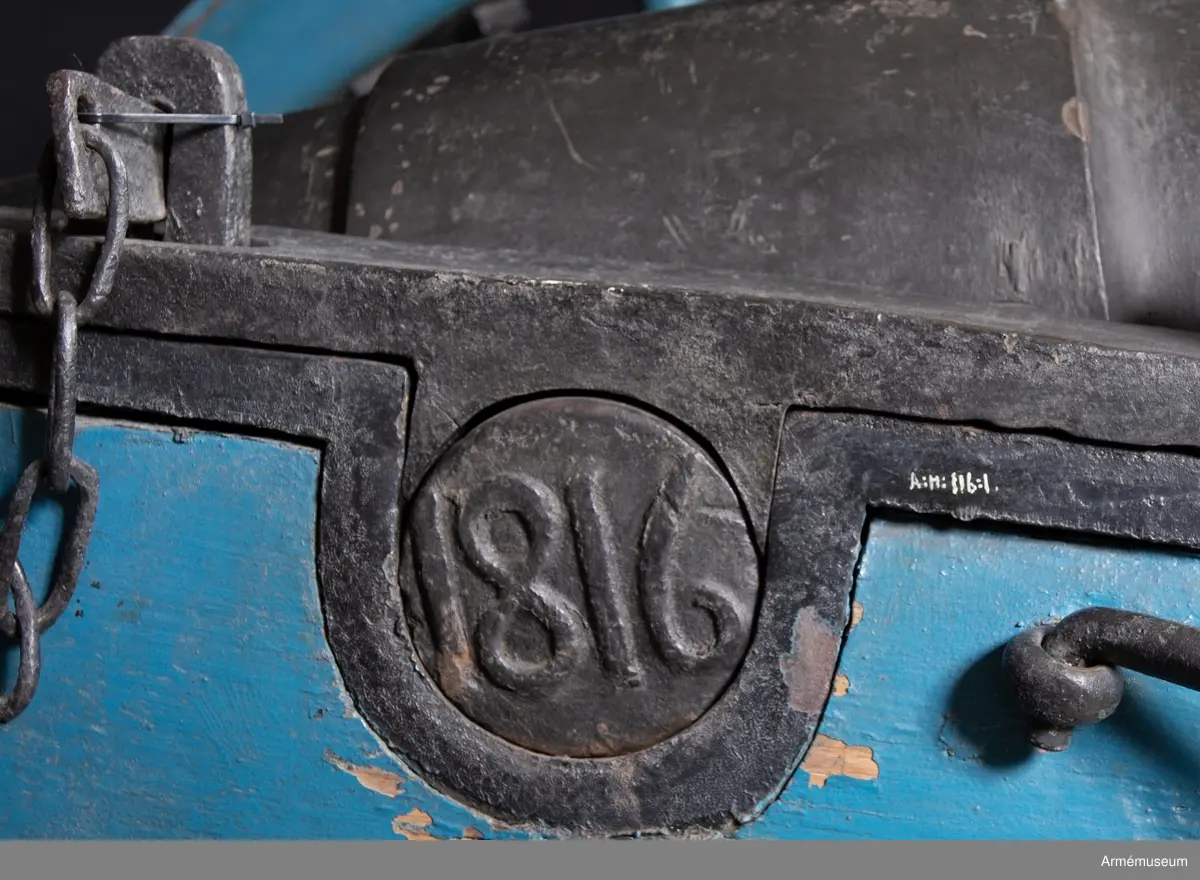 Mått: BOTTENSTYCKET Bottenstyckets största diameter 24,5 cm, Bottenstyckets minsta diameter 24,5 cm, Kammarsiraternas bredd 5,5 cm, TAPPSTYCKET Tappstyckets diameter ca 28,5 cm, Tappstyckets läge 23,5 cm, Tappstyckets bredd 25,5 cm, Tappskons läge 32,5-33 cm, Tappläge I 34 cm, Tapplängd 9,5-10 cm, Tappdiameter 9,5 cm. LÅNGA FÄLTET Långa fältets största diameter 26 cm, Långa fältets minsta diameter 23 cm, Trumfens största diameter 28,5 cm.

Haubitsen är ett enkelt eldrör, med förtjockat tappstycke. Druvan är platt-kulformig. Bottenstycket. På kammarsiraterna finns ett runt, genomgående hål för riktinstrumentet samt 2 st mötande, mindre hål, för instrumentets fasthållande (det undre av dessa är gängat, men skruven saknas). Fängpannan är nedsänkt, skålformig, strax framför kammarsiraterna. Omkring fängpannan inskriptionen  (inristat) I. XV. V:. N.Tappstycket. Tappskivans form samt tappens placering på denna, vänstra tappen sedd från vänster, se bilaga. Den vänstra tappen bär årtalet 1816, den högra tappen är märkt  ÅB, båda i rundrelief. Långa fältet. Trumfen, trumpetförstärkt (mycket kort trumpet). Omkring själva mynningen finns en stämpel, se bilagan.