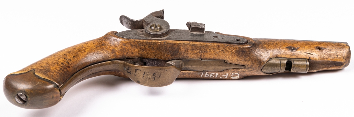 Pistol, med knallhattslås, pipan ornerad, 1800-talet.
Mynningsladdare.