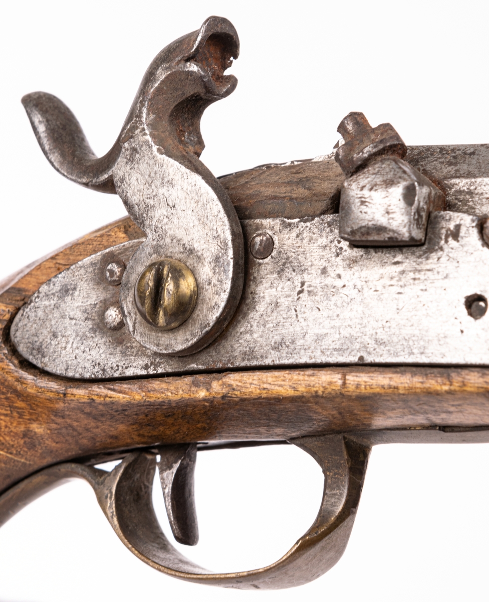 Pistol, med knallhattslås, pipan ornerad, 1800-talet.
Mynningsladdare.