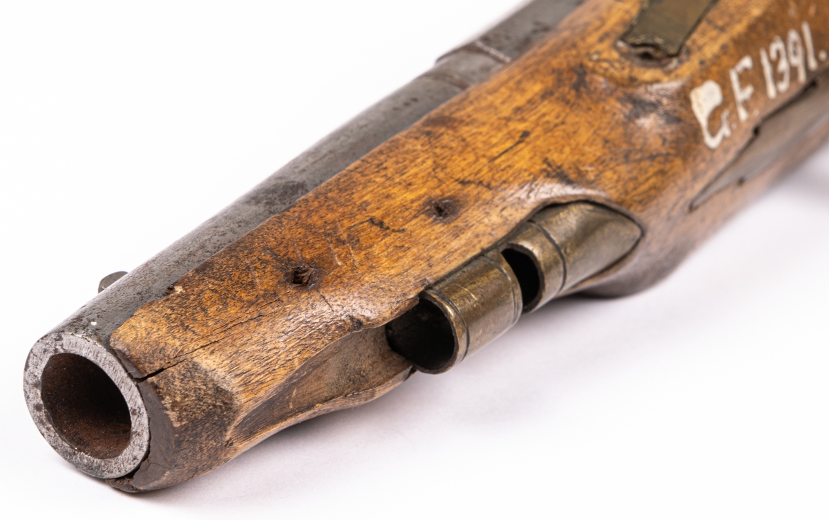 Pistol, med knallhattslås, pipan ornerad, 1800-talet.
Mynningsladdare.