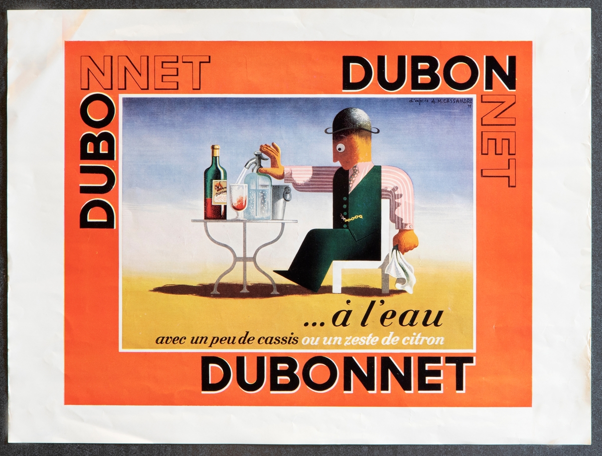 Tre reklameplakater for aperitiffen Dubonnet i liten format; en i rektangulær høydeformat og to i rektangulær breddeformat.

Plakaten i rektangulær høydeformat har et fargerikt billedfelt i midten som skrår opp mot venstre. Her er det gjengitt tre "stadier" av en velkledd mann som sitter ved et bord og drikker. Figuren går gradvis over fra hvit til svart. På billedfeltet og omkring står det DUBO DUBON DUBONNET, på sidene i liten tekststørrelse og gjentatt slik, at teksten danner et mønster.

To plakater i rektangulær breddeformat med respektive rød og gul margin, tekstet med DUBONNET. Teksten blir gradvis svartere. I billedfeltet er det gjengitt en velkledd mann ved et bord med drikkevarer i henholdsvis varmt og kaldt vær.