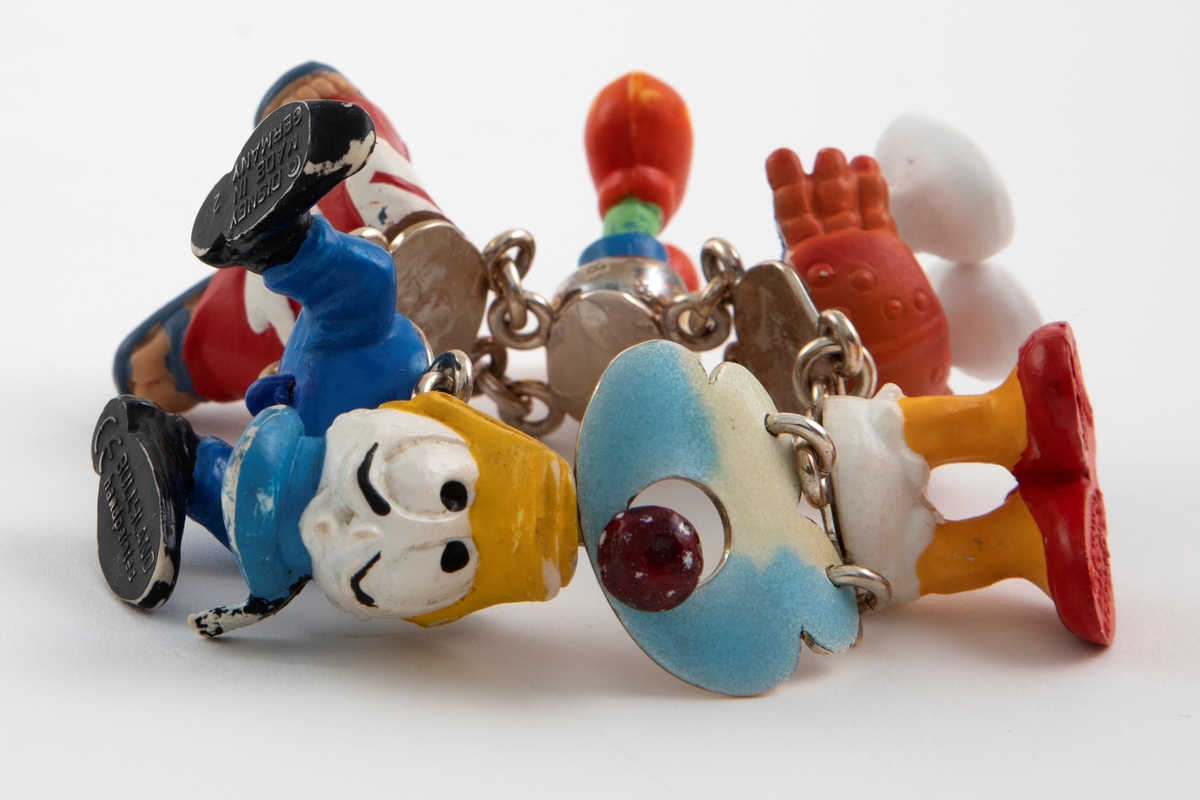Sølvlenke med readymade deler fra Walt Disney PVC-figurer. Lås med emaljedekor.