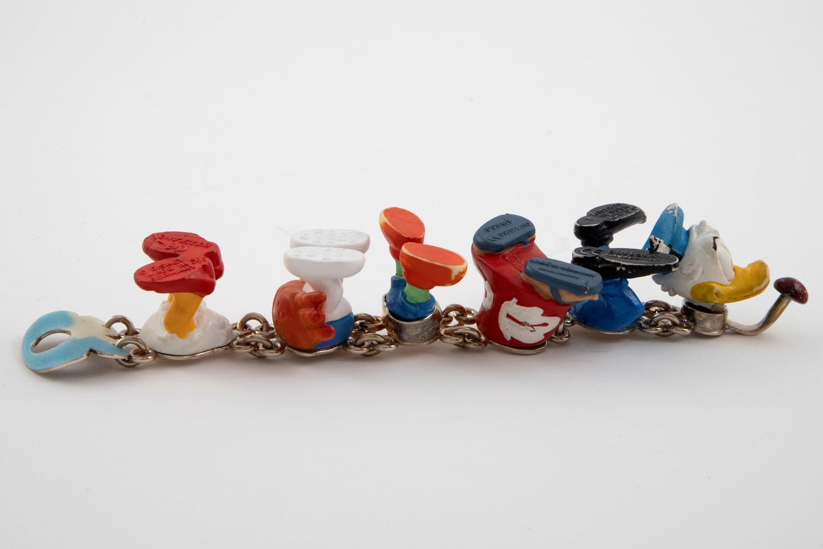 Sølvlenke med readymade deler fra Walt Disney PVC-figurer. Lås med emaljedekor.