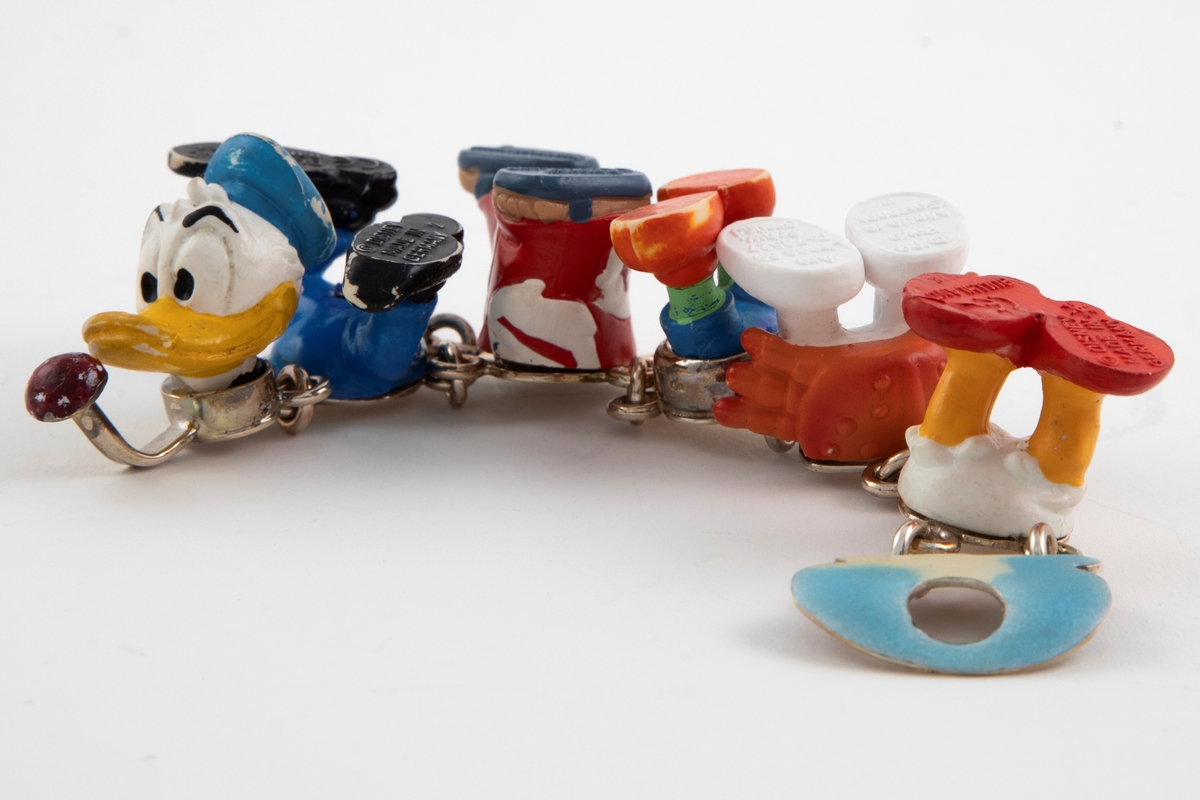 Sølvlenke med readymade deler fra Walt Disney PVC-figurer. Lås med emaljedekor.